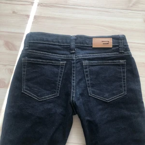 Diesel jeans  - Hittade dem i mammas garderob, knappast använda, tänkte sy om dem men dem var lite försmå💕Storlek 27 men känns som 25☺️