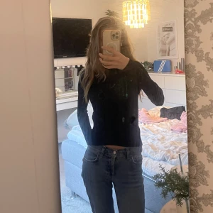 Svart tröja från ONLY - Säljer en svart långärmad tröja från ONLY i storlek XS. Tröjan har en tight passform och är tillverkad i ett stretchigt material som sitter snyggt på kroppen. Jag vet tyvärr inte hur många gånger tröjan är använd, men den har inga defekter🫶🏻💕