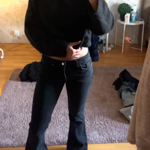 Svarta lågmidjade jeans från Zara! - Säljer nu mina företetta favo jeans! Lågmidjade svarta bootcut jeans från zara. Älskar dessa används fåtal gånger. I storlek 36. Dessa är även slutsålda på zaras hemsida. Hör av er vid intresse! 