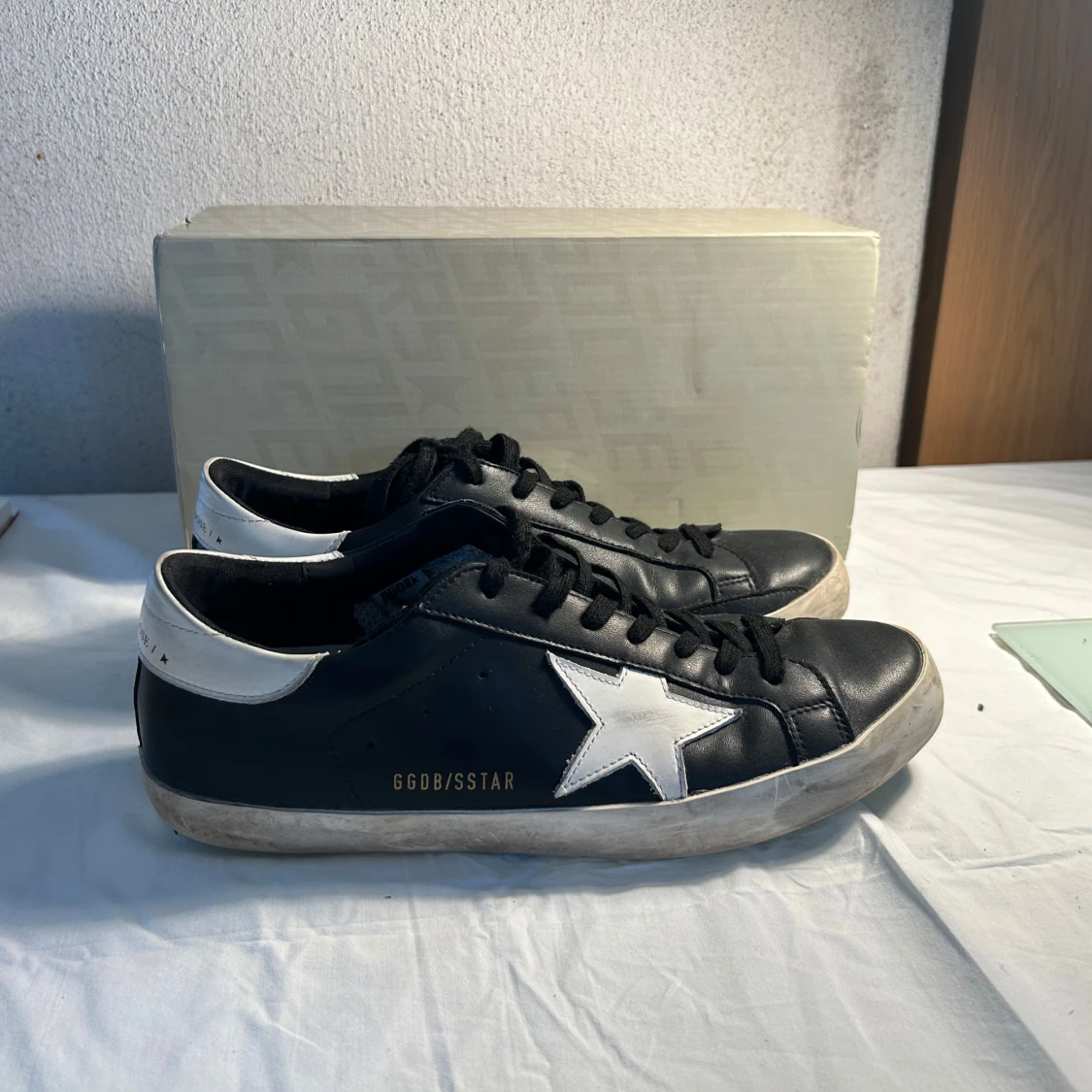 Svarta sneakers från Golden Goose