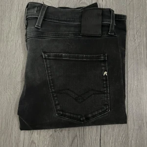 Replay Anbass - Replay Anbass, inga tecken på använding. Otrolig bra skick, dom har inte kommit till användning. Nypris 1599, väldigt fin färg och stilrena. Storlek W33 L34