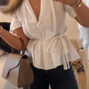 Zara blus - Säljer denna jätte söta blusen ifrån Zara i storlek M eftersom att den inte sitter bra på mig. Det är bara att kontakta mig ifall ni vill ha fler bilder eller mer information.☺️