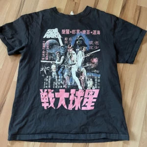 Svart Star Wars t-shirt med japanskt tryck - Cool t-shirt med stort Star Wars-tryck. Använd några gånger, bra skick! Väldigt mörkgrå/blå färg
