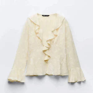 Zara blus - Jättefin beige blus från Zara med volanger och lite spets!💕 säljer för att den är för stor för mig 