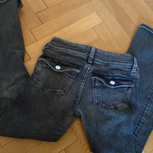 Ljusgråa jeans, bootcut från Gina tricot. - De är för små för mig så på sista bilden ser de lite konstiga ut på, men när jag var den storleken så satt de jätte fint och bra! 😊 