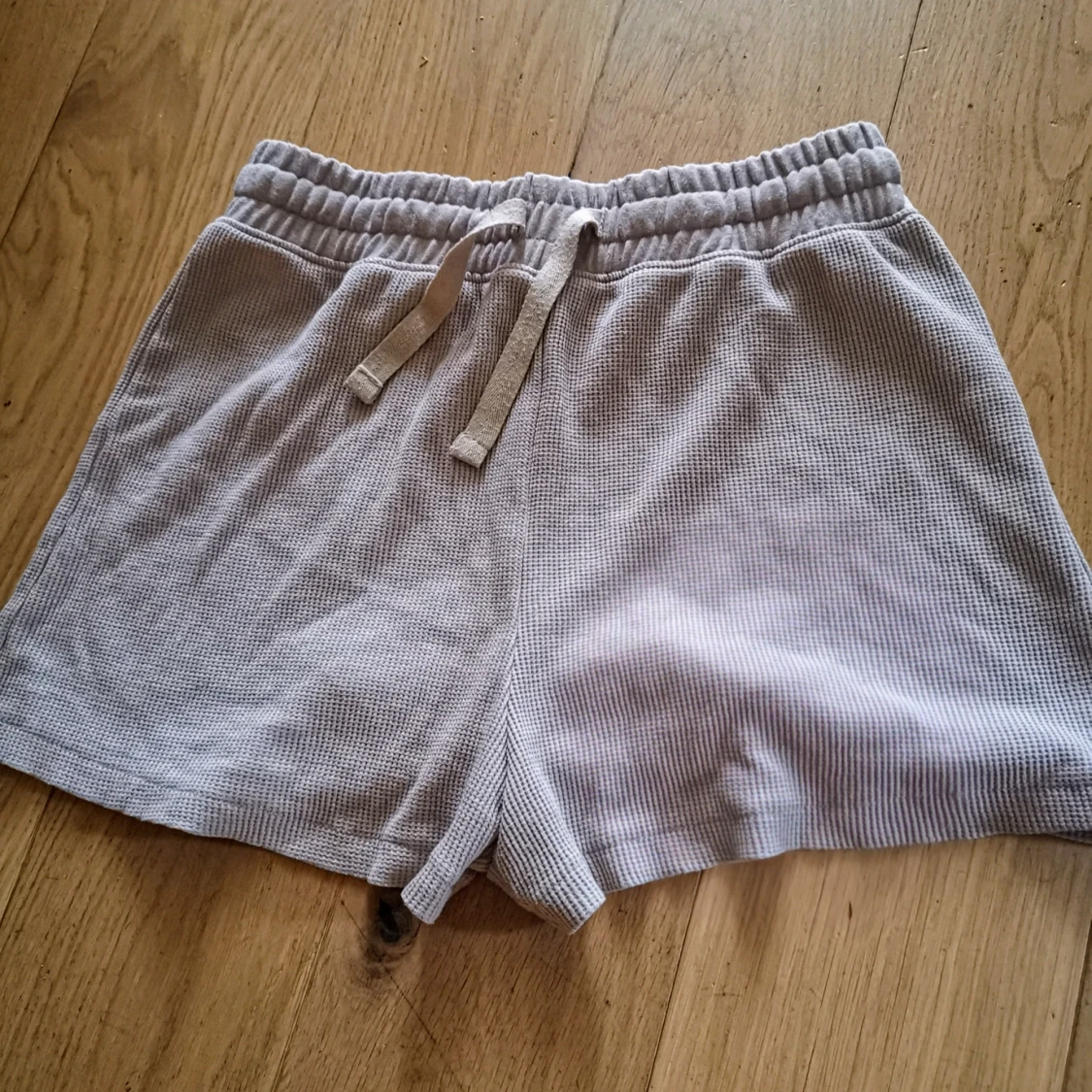 Beige ribbade shorts från H&M