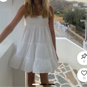 Vit sommarklänning zara - Super snygg strand klänning från zara som är väldigt populär säljer då den är för kort. Använt fåtal gånger och är i super fint skick. Bilden är lånad men det är exakt samma klänning skriv för fler bilder!
