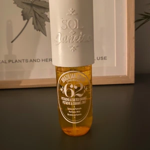 Sol de Janeiro Brazilian Crush Cheirosa 62 Perfume Mist - En fräsch och söt doftmist från Sol de Janeiro med doft av pistage och saltad karamell. Lite använd men kommer inte till användning. Innehållet i flaskan är 90 ml men lite mindre nu eftersom den är lite använd. 