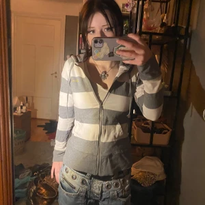 Snygg randig zip upp hoodie❤️ - Super fin zip-up hoodie med gråa och vita ränder❤️den har inga defekter och är super fin❤️