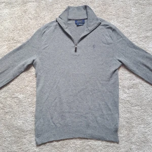 Grå half zip I 100% merinoull från Ralph Lauren - Stl S - Hej säljer en grå Ralph Lauren half zip gjord av 100% merinoull. Väldigt skön och snygg!Stl: S. Skick: 9/10 utan defekter. Nypris: +1800kr. Modellen på bilden är 170cm lång. Hör av er om ni har frågor. Mvh Galgen 🤗