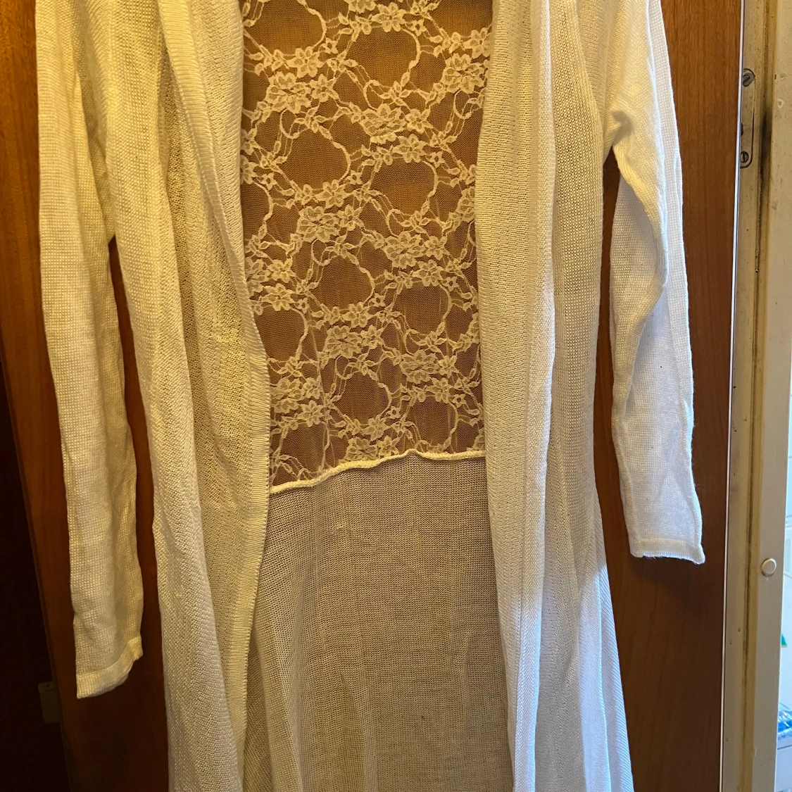 Vit långärmad spetsklänning från Elitzia