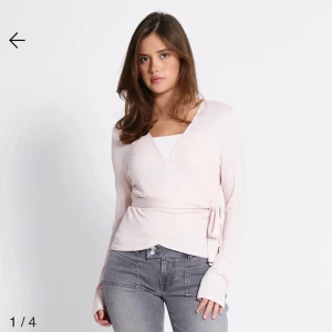 Ljusrosa omlottopp med knytband - Säljer en ljusrosa omlottopp från lager 157 med långa ärmar och knytband i midjan. Aldrig använd, köpte den men den var för liten. Toppen har en mjuk och stretchig känsla, perfekt att styla till jeans eller kjol. Köpt från 150kr, kontakta för mer information! 💕