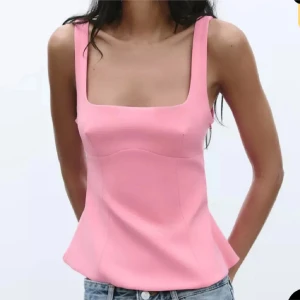 Trendig rosa zara topp - Säljer en söt rosa linnetopp med breda axelband och fyrkantig urringning från zara, väldigt eftertraktad. Toppen har en dekorativ rosett baktill som ger en extra detalj. Perfekt för sommardagar och enkel att matcha med jeans eller kjol. Helt ny utan prislapp