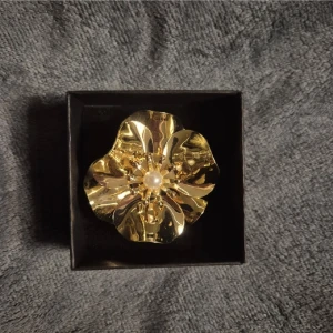 Guld ring blomma - GRATIS GÅVA MED VARGE ORDER!! Supertrendig stockholmsstil tjejer, ring guld. Vinter ring smycke. Gjord av stål, jag svarar och skickar alltid snabbt!