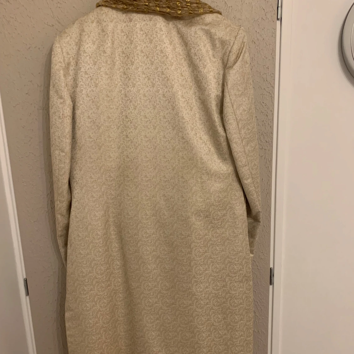 Beige broderad kavaj med pärlor - 2