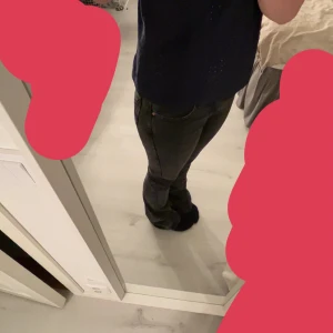 Svarta low waist bootcut jeansbyxor med broderade fickor - Säljer ett par svarta jeansbyxor från ginatricot med snyggt broderade bakfickor och klassisk femficksmodell. Jeansen har low waist och bootcut i benen och normal passform, tillverkade i bomull med lite stretch. Perfekta till sneakers eller boots. har använt 1 gång och kan diskutera pris ❤️❤️