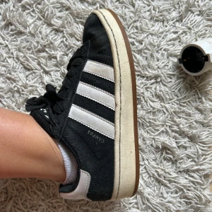 Adidas Campus svarta sneakers - Svarta Adidas Campus sneakers. Jag köpte dem i Turkiet. Skicket är helt okej då jag använt skorna. Priset kan diskuteras!💞