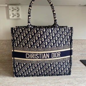 Tote väska - Perfekta sommarväskan. Stor tote väska köpt begagnad  (finns inget kvitto där av priset) möts upp i centrala Stockholm eventuellt frakt.