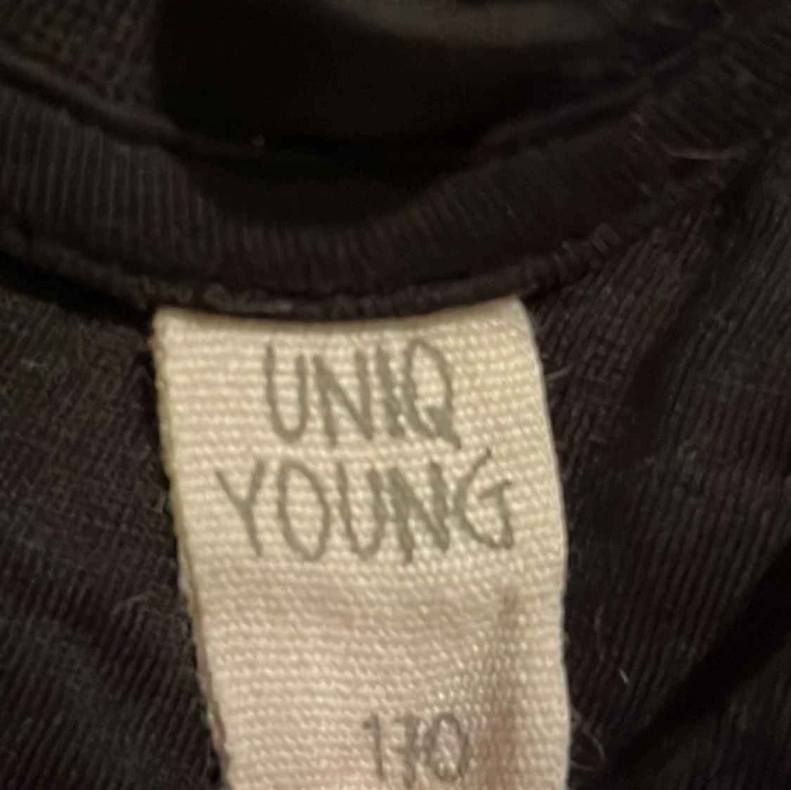 Svart t-shirt med vågig ärm - 1