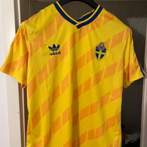 Sverige Fotbolls-tröja 1988 - Säljer denna retro adidas fotbolls-tröja, modellen är 1988 och var Sveriges bortatröja.   Storlek M.