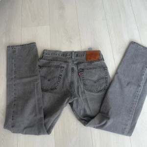 Grå Levi's 501 jeans  - Säljer nu dessa jeans i storlek 30/32. Snygga och sköna. Vid frågor är det bara skriva!
