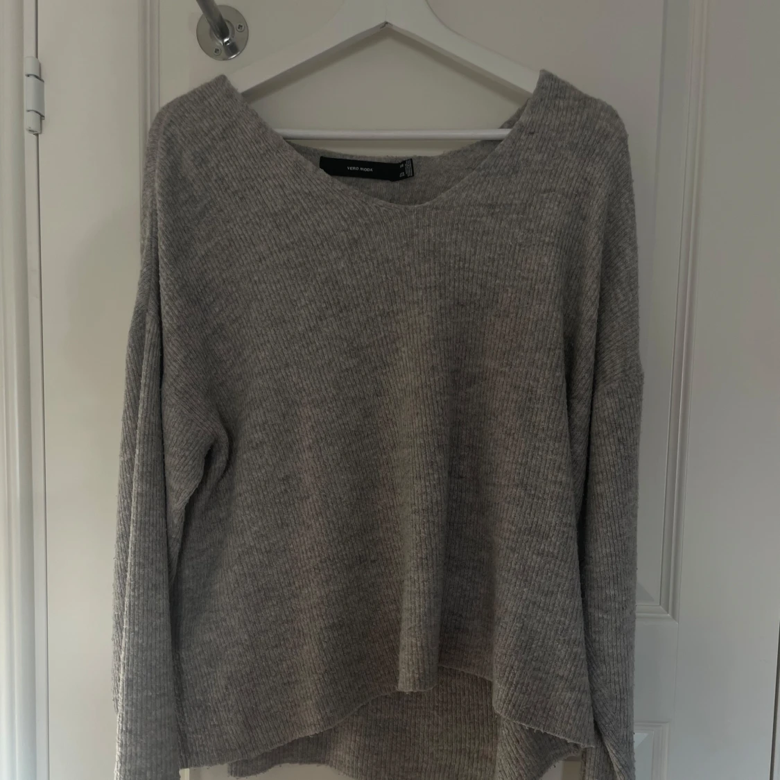 Grå stickad tröja från Vero Moda