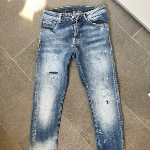 Dsqaured2 Jeans  - Säljer nu mina snygga ljusblåa dsquared2 jeans i storlek 46 vilket sitter som 31 i midjan. De är i väldigt bra skick. Nypris på dessa är över 5400kr. Hör av er vid fler frågor