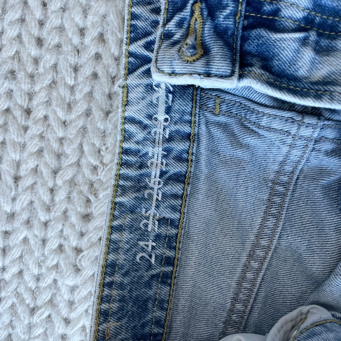 Ljusblå slitna jeans med hål på knäna - 1