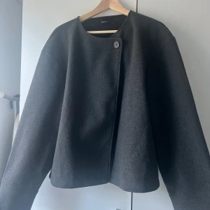 Gina jacka - Jacka från gina, använd en gång så superfint skick