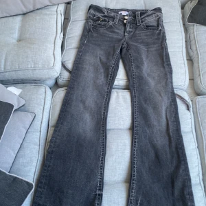 Grå jeansbyxor från Gina Tricot - Säljer ett par grå jeansbyxor från Gina tricot! 2st knappar med dragkedja Perfekta för en avslappnad stil. Pris kan diskuteras 