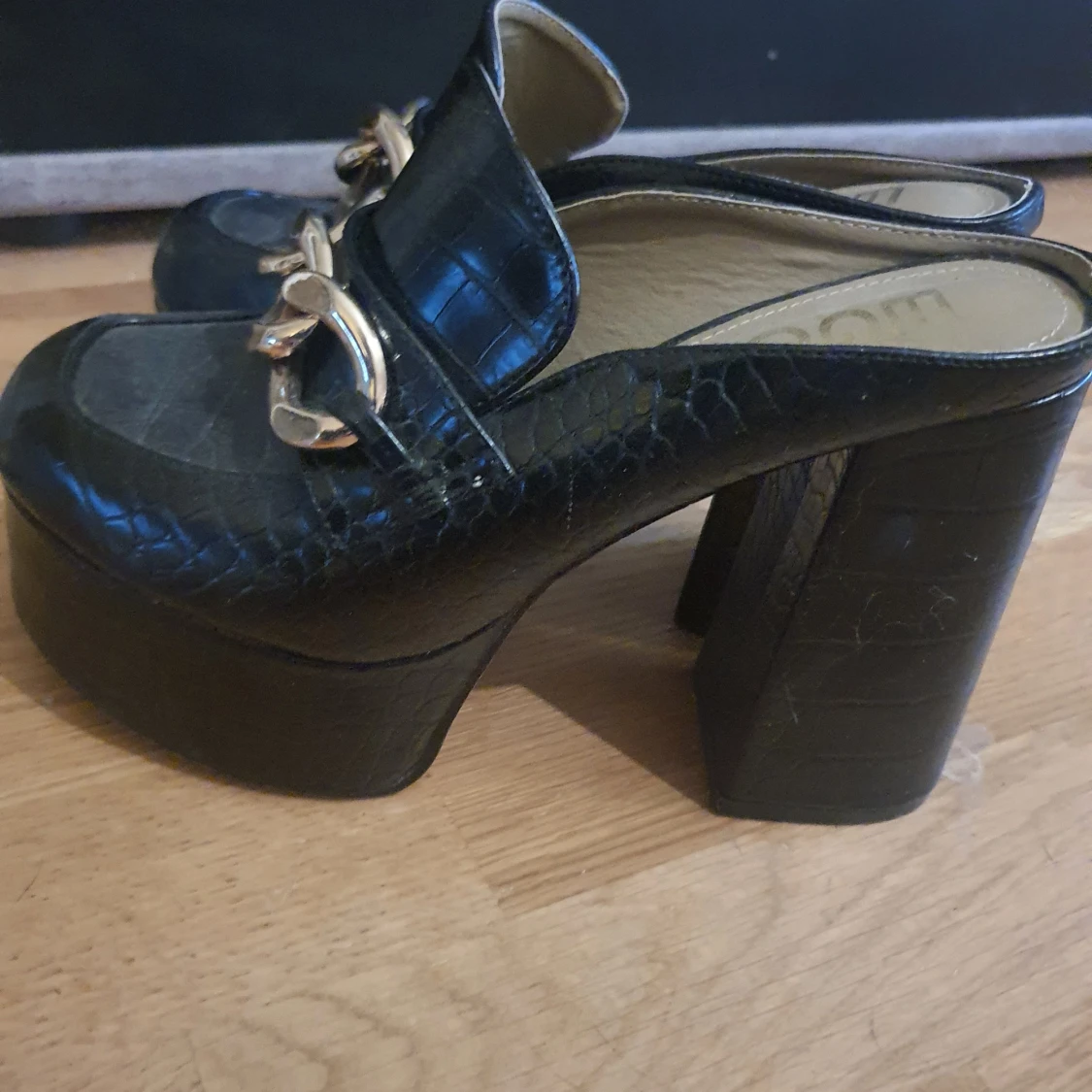 Svarta platåloafers med kedjedetalj från EGO