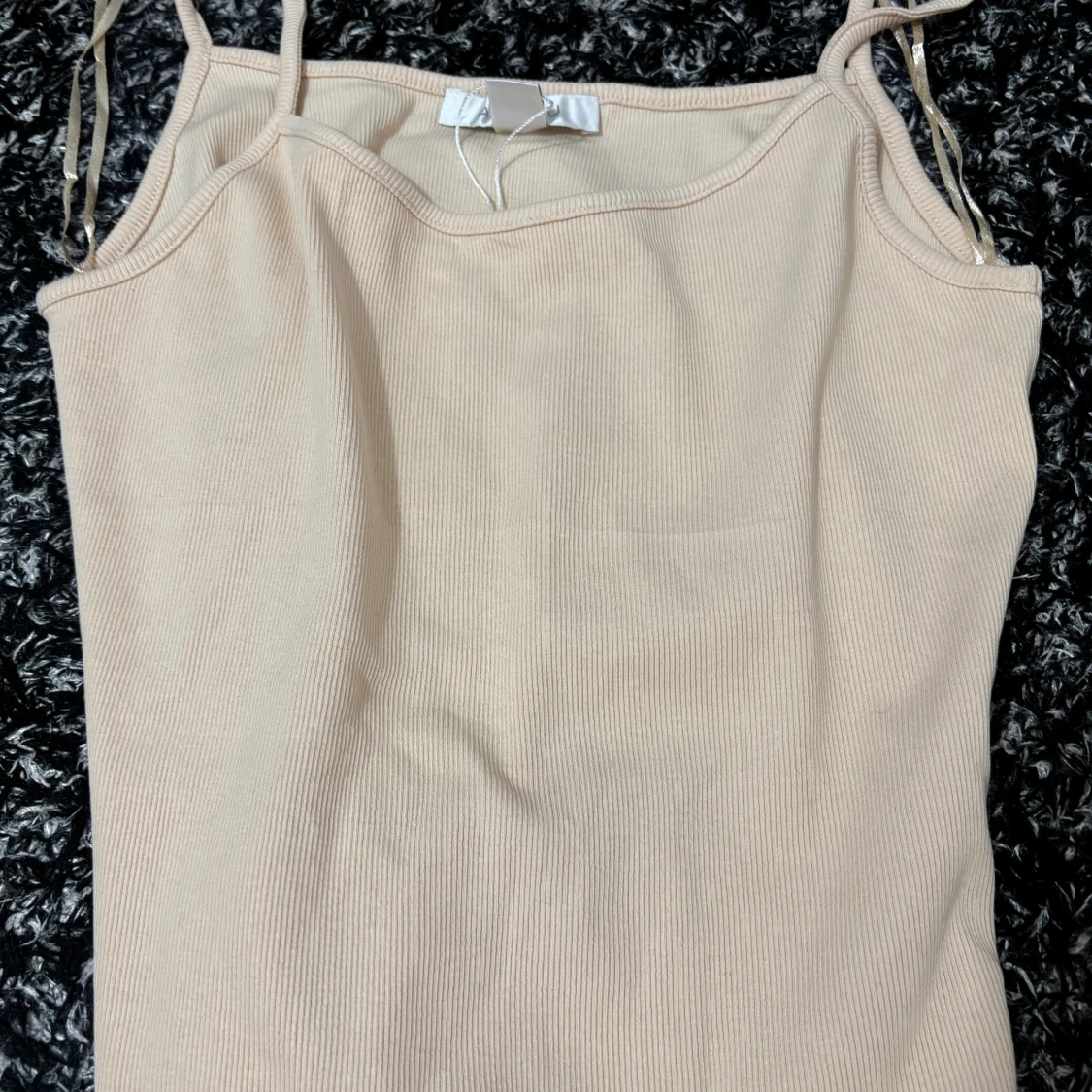 Beige ribbad långklänning med smala axelband - 1