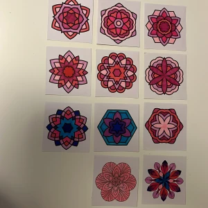 Mandalas - Säljer nu alla dessa 11 mandalas jag själv färglagt av skäl att jag har många och inte vill slänga dom jag inte kommer behålla. Första bilden är framsidan och andra bilden är baksidan. Skriv till mig om det är någon speciell av dom här som ni är intresserad av så kan jag skicka en närmare och bättre bild på just den. 1kr styck eller alla för 10kr. Tryck inte på köp nu.