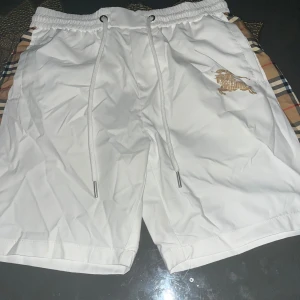 Burberry short vit - Säljer fin burberry short ingen skador eller något sånt har använt den bara en vecka är fortfarande på bästa skick