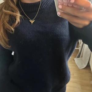 Mörkblå stickad tröja  - Super fin mörkblå stickad tröja från Arket i storlek S. Andvänd fåtal gånger. Köpt för 790kr. 