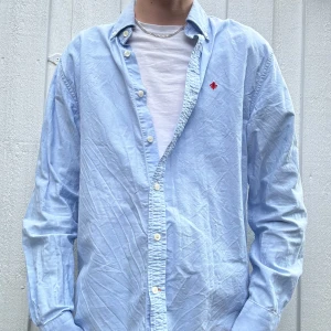 Morris skjorta  - Säljer denna tvärfeta ljusblåa Morris skjortan | Storlek: M | Skick: 8,5/10 | frakten sker på köparens bekostnad via Instabox eller PostNord! | Hör av dig vid frågor eller funderingar.