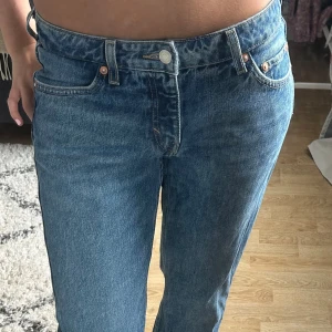 Blå raka jeans från Weekday - Super snygga lågmidjade jeans från Weekday. Modellen Arrow i storlek 27/32. Andvända fåtal gånger och är i jätte bra skick. 