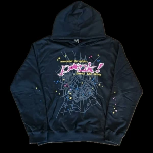 Svart sp5der hoodie  - Helt oanvänd. Svart hoodie från Staycoolnyc med färgglad spindelnätsgrafik och texten 'nevermind the spider, here’s the slime' på bröstet. Flera små stjärnor i gult, rosa och blått samt en gul stjärnlogo på ryggen. Mjuk bomullskänsla och klassisk huva.