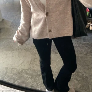 Svarta bootcut byxor - Säljer ett par svarta bootcut byxor med snygg passform. Dem har en låg midja och är lite slitna längst nere i benen💗💗jag är 164 och de passar perfekt i längden 
