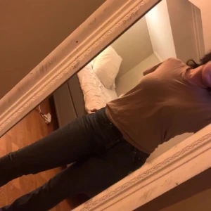 Mörkblå raka jeans - Säljer ett par mörkblå jeans med rak passform och klassisk femficksdesign. Jeansen har hög midja och är tillverkade i ett stadigt denimtyg som sitter snyggt på kroppen. Perfekta för dig som gillar en tidlös och clean look.