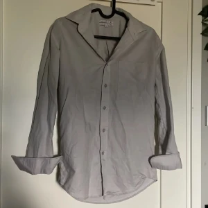 Linneskjorta Ahlqvist Clothing - ||En beige/grå skjorta från Ahlqvist clothing|| ||Köpt i somras och är i ett grymt 9/10 skick|| ||Inte mycket tecken på använding endast lite skrynklig men det är ju inte så svårt att fixa|| ||köpt för 399|| ||säljer för 150|| ||Hör av er!|| Perfekt nu till sommaren! Funderingar angående mått? Bara att höra av sig!