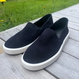Svarta slip-on sneakers från Vagabond - Stilrena svarta slip-on sneakers från Vagabond i mocka. Jag köpte dom men var för stora. Ej använda