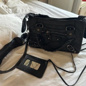 Handväska  - Snygg handväska! Köpt här på Plick för 1200kr. Defekt finns vid handtaget (se sista två bilderna, men går enkelt att sy om man skulle vilja det!) Bara att höra av sig vid frågor🥰