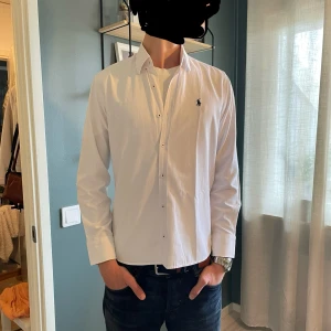 Ralph lauren skjorta vit - Tja, säljer denna stiliga skjortan från Ralph Lauren🔥skick 10/10 som ny!!! Nypris ca 1500kr. Hör av er vid minsta fråga!!