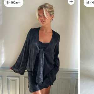 Svart Djerf blus - Säljer denna otroliga blus från Djerf Avenue då den tyvärr blivit för liten. Storlek xxs men skulle säga att den även passar xs💓💓