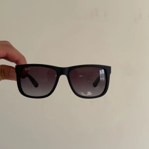 Rayban Justin  - Tjena, säljer mina snygga rayban Justin’s som jag använt ett fåtal gånger eftersom jag köpte ett annat par . Dem är så gott som nya så priset kommer vara rättvist :)