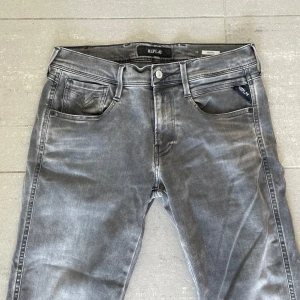 Replay Anbass Jeans  - Säljer nu dessa Replay Anbass jeans, skriv för fler bilder/frågor🙌🏼