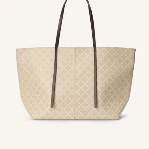 Abi printed tote bag från By Malene Birger - Malene Birger väska i beige. Skicka för fler bilder. Orginalpris är 3200. Syns knappt att den är använd. Det n liten fläck inne i väskan av vatten så går att få bort om man vill. 