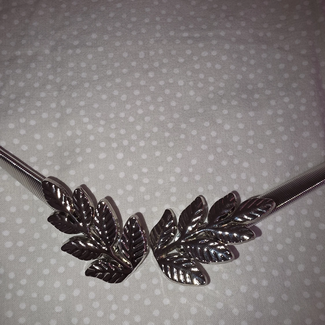 Silverfärgat bälte med bladspänne - 1