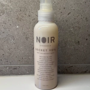 NOIR Stockholm Secret Veil Dry Schampoo mist - NOIR Stockholm Secret Veil Dry Shampoo Mist i en plastflaska med sprayfunktion. Perfekt för att fräscha upp håret snabbt utan vatten. Se bild för hur mycket som är kvar i flaskan.